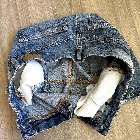 American Eagle High Waisted Jean Medium Wash Shorts Size 4 - Picture 4 of 7